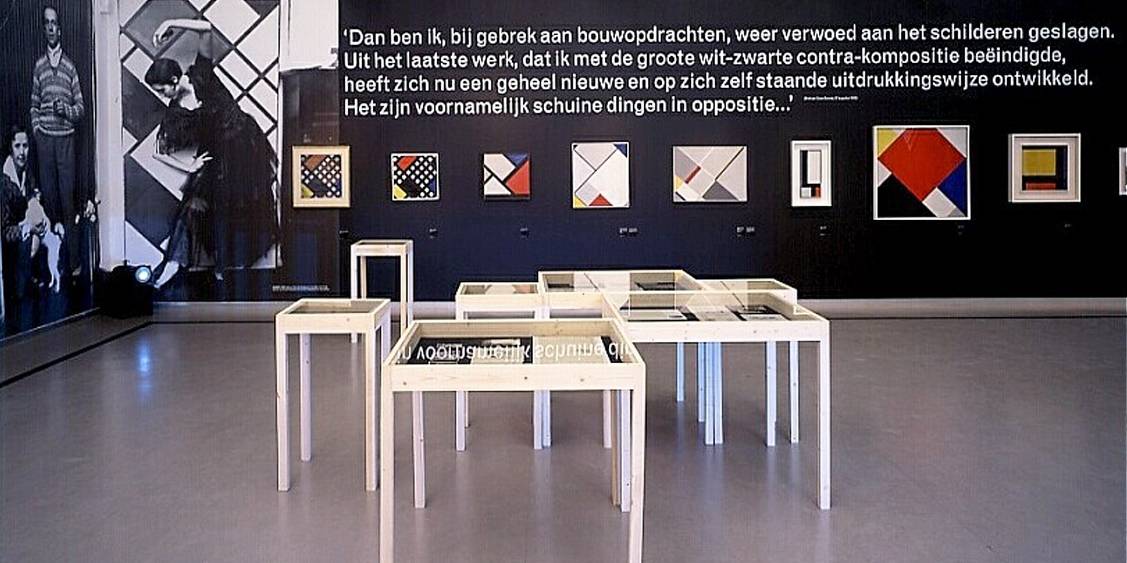 Tentoonstellingsoverzicht 'Theo van Doesburg: schilder, dichter, architect', 2000